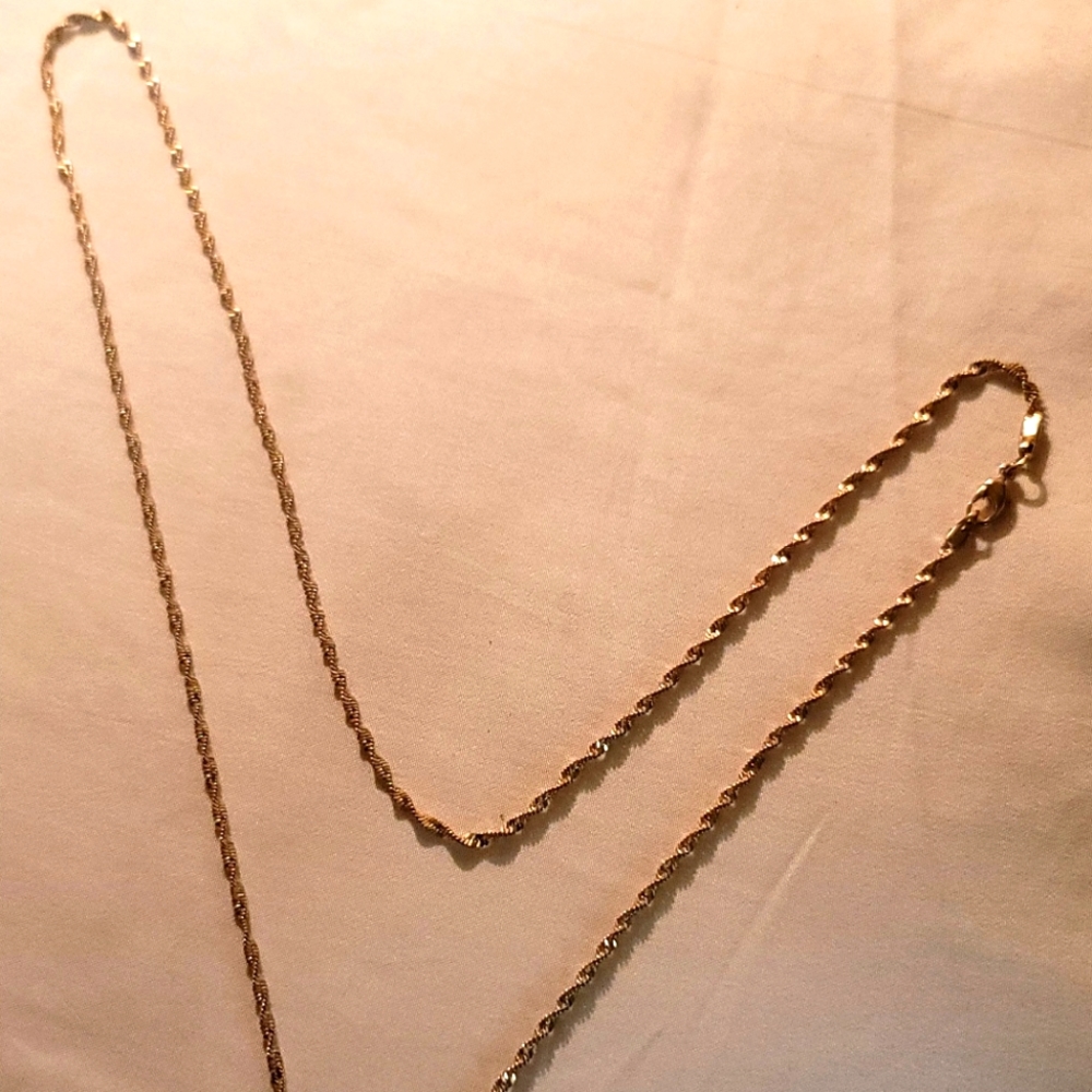 Women's VTG gold toned chain linked rope necklace chain with lobster clasp.